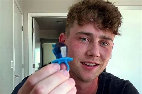 Too Hot To Handles Harry Jowsey shares nude bedroom snap ...